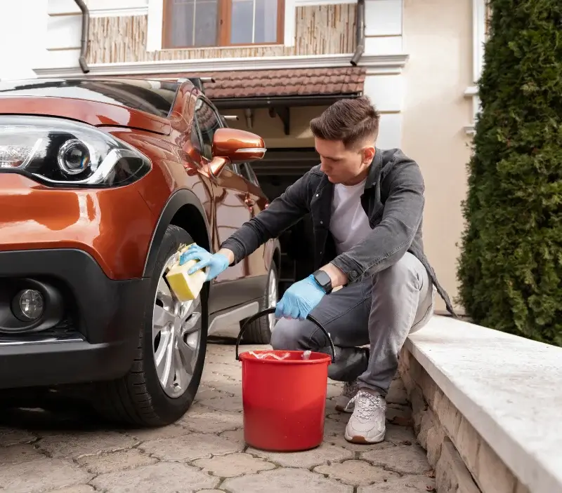 Lavage auto à domicile Fleury-sur-Orne : professionnel intervenant sur un véhicule